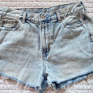 American Eagle Outfitters Distressed MOM JEANS SHORTS size 10 nwot